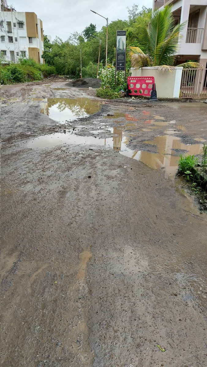 SushantD4's tweet photo. @AmolBQrt @BalwadkarAmol Sir/ Team, pls can you help with fixing this? Come rain and the hole gets filled with water everytime causing trouble to the residents staying here. https://t.co/UQn929Giav