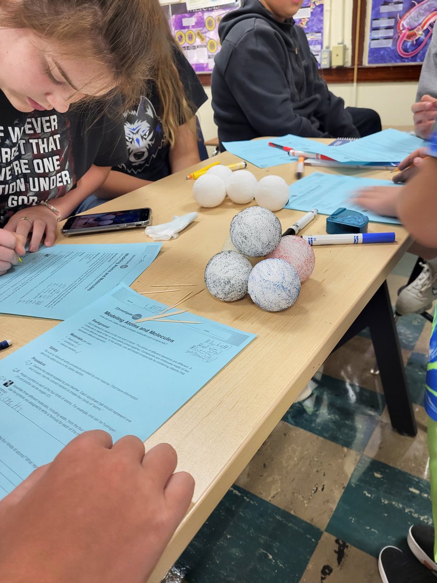 jmclain228's tweet photo. 8-2 modeling atoms &amp; molecules.  Science fun on a Thursday. https://t.co/nmYxbmCVGW
