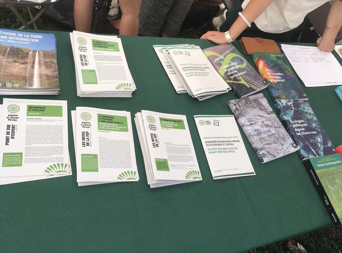 fondationecolo's tweet photo. La @fondationecolo est aux @Journeesdete
Avec @kevinpuisieux #Meixin et @benoit_monange on vous accueil sur notre stand. Venez récupérer un exemplaire des dernières #NotesDeLaFEP ou acheter un de nos ouvrages...
4 événements organisés par la @fondationecolo au programme 👇 https://t.co/pUAAgHaElW