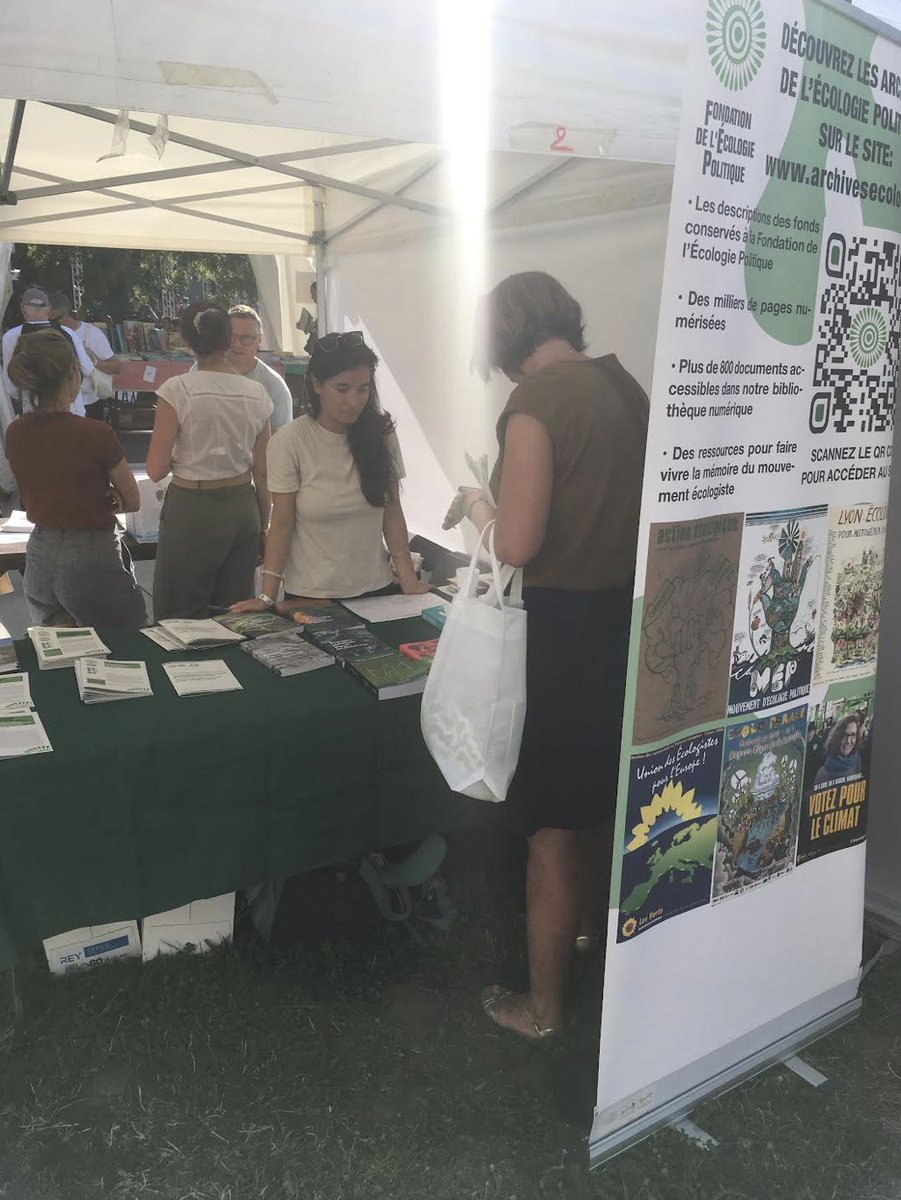 fondationecolo's tweet photo. La @fondationecolo est aux @Journeesdete
Avec @kevinpuisieux #Meixin et @benoit_monange on vous accueil sur notre stand. Venez récupérer un exemplaire des dernières #NotesDeLaFEP ou acheter un de nos ouvrages...
4 événements organisés par la @fondationecolo au programme 👇 https://t.co/pUAAgHaElW