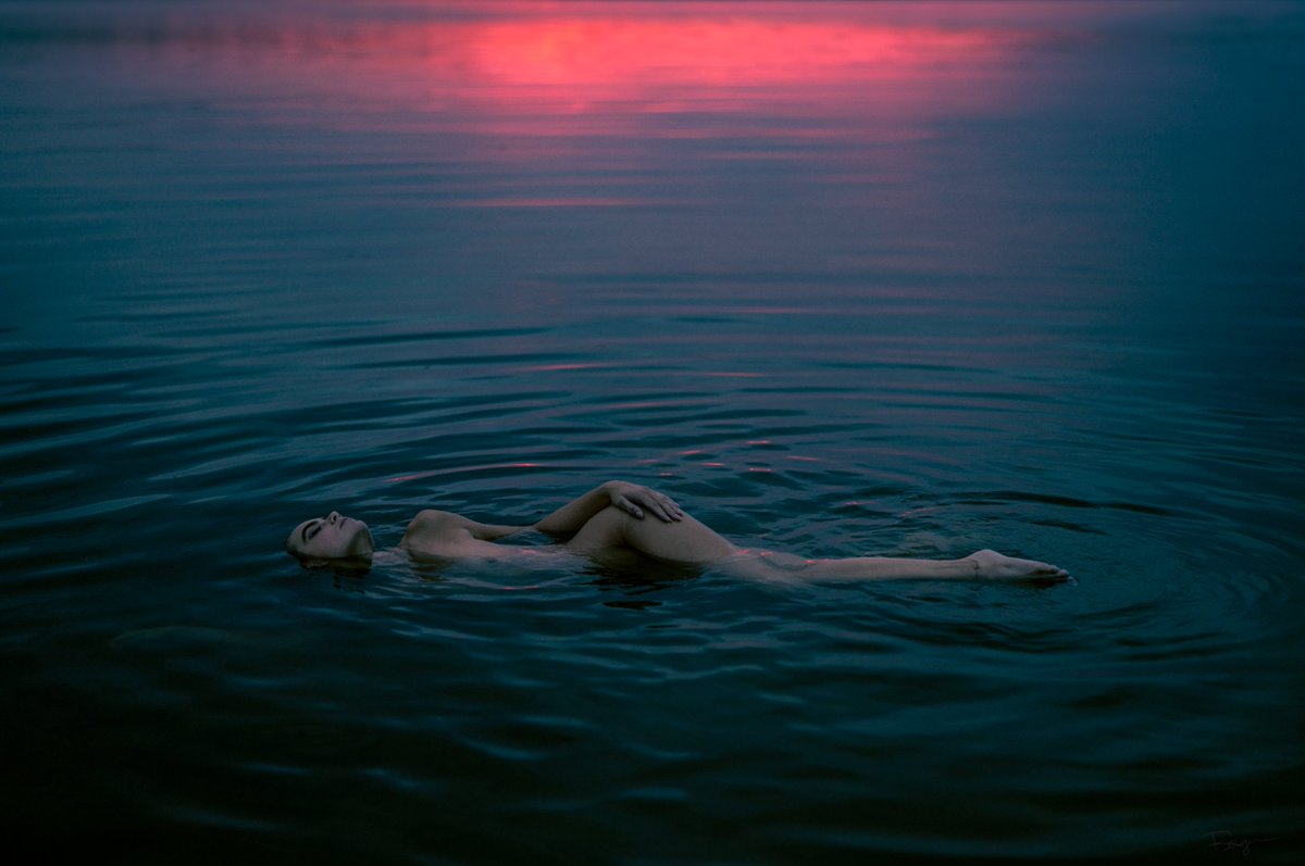 reginawamba's tweet photo. Surrender  :
Meet me in the dark waters as the sun settles into silence.  
Let the noise fall away as you surrender your body to mine. 
Find healing within the ripples of reflection.
now on @superrare 
LINK: https://t.co/SKBE0owjPE https://t.co/r6Qo1BFTcr