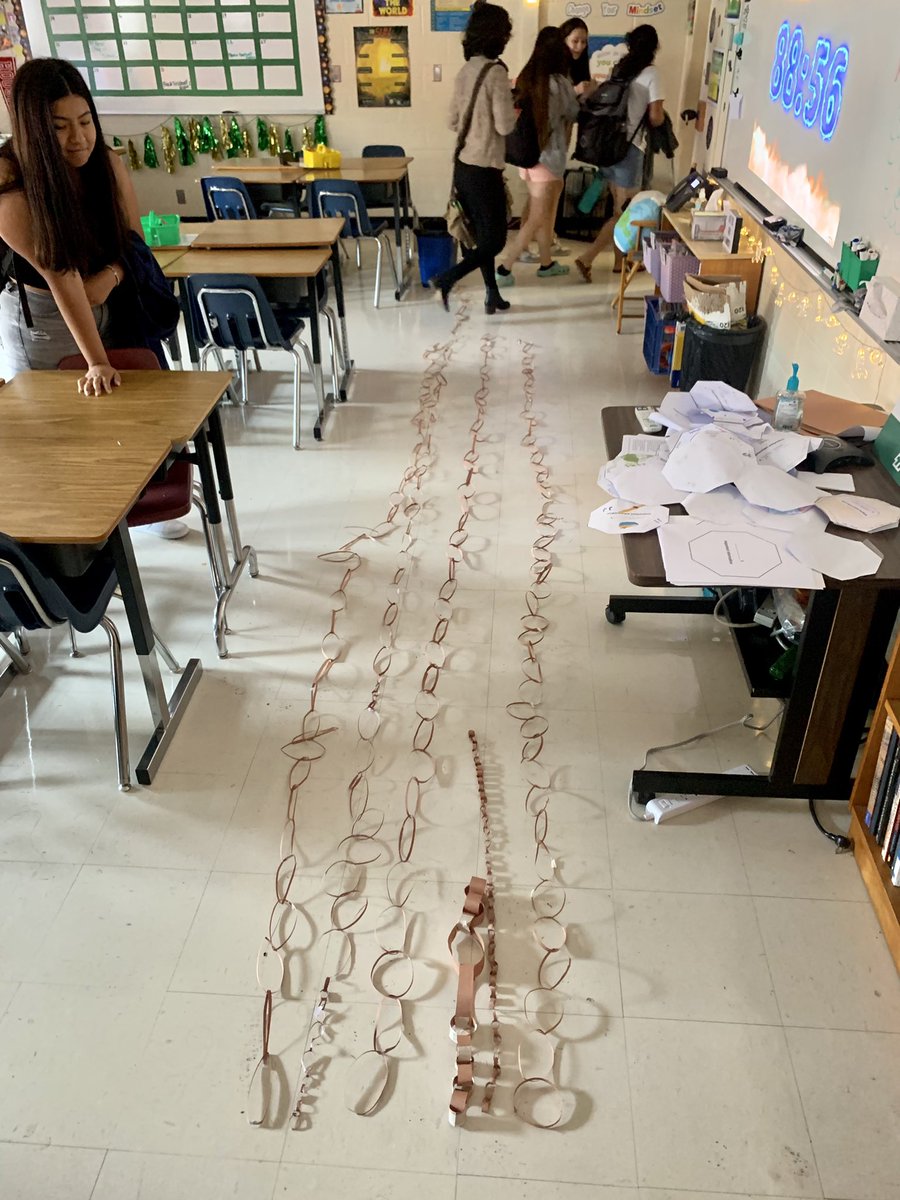 Geogalinis's tweet image. The paper chain competition in 6th pd Geosystems was so intense our students didn’t notice when the bell rang for lunch! @McCool_Allie #teacherwin #sciencecollaboration #WeAreFC @FallsChurchHS @FCPSScience
