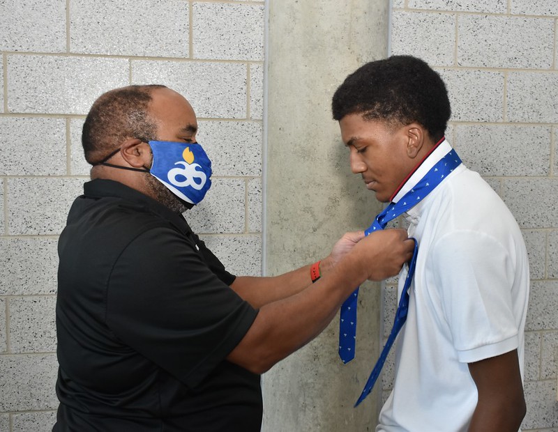 AlbanyStateUniv's tweet photo. From advising to teaching students how to wear a tie, #AlbanyState faculty and staff are here to help students succeed! Thank you to the staff members who assisted our incoming freshmen prepare for the Freshmen Induction Ceremony. #ASUExcellence #ASUCares
https://t.co/EO1diykV93 https://t.co/fFRrw23FsB