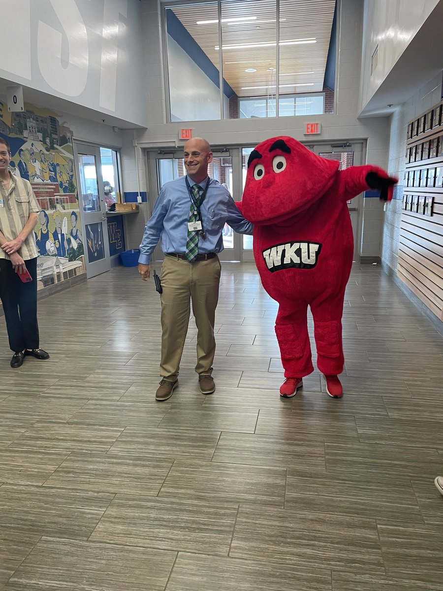 wehsready's tweet photo. @wehsready thanks to @WKUBigRed  @WKUAdmissions @ChrisOnTheHill @caboni for cheering on old Hilltoppers, too! #NeverStopLearning #BigKids #CollegeIsCool #WCPSLeads https://t.co/TthA80nZ6J