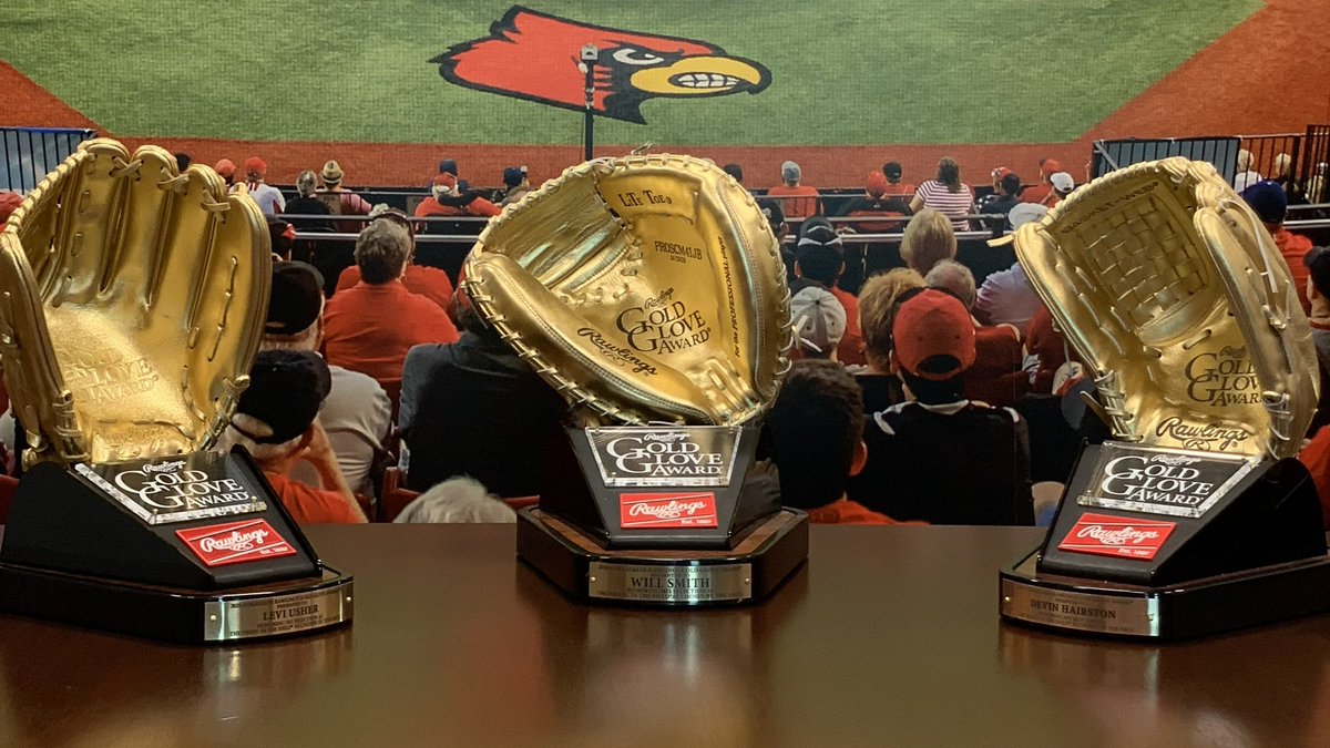 LouisvilleBSB's tweet photo. Adding to the collection. 

@will_smith30 and @D_Hairston have some company. 

#GoCards | @Ushman05 https://t.co/E5PUpEjMiV