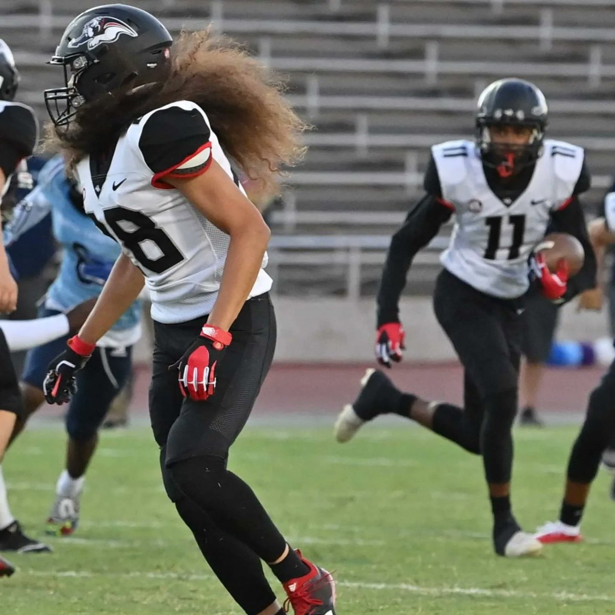 DeniseMartin08's tweet photo. @DArtangion28 and @Atreyu11 putting in work. #BullpupFootball  ❤️🐾🏈🖤 #DoYourJob #PupSzn https://t.co/IJBhvFUnty