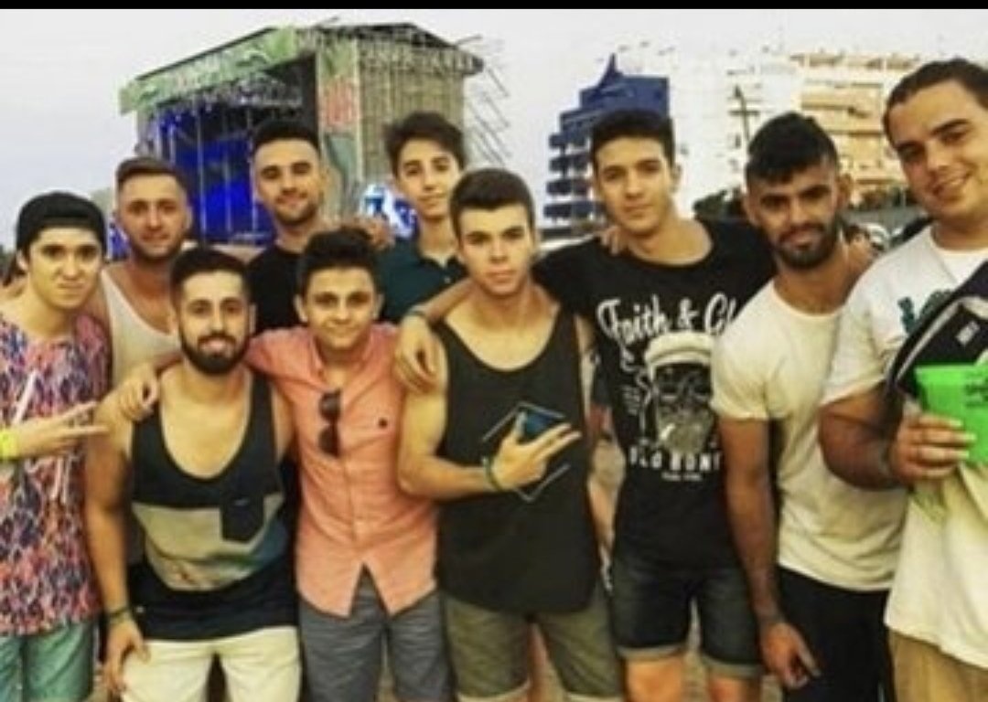 perrocojonudo's tweet photo. vaya ambientazo ayer en la discoteca 

"el ambientazo" https://t.co/nb43yCVxzw