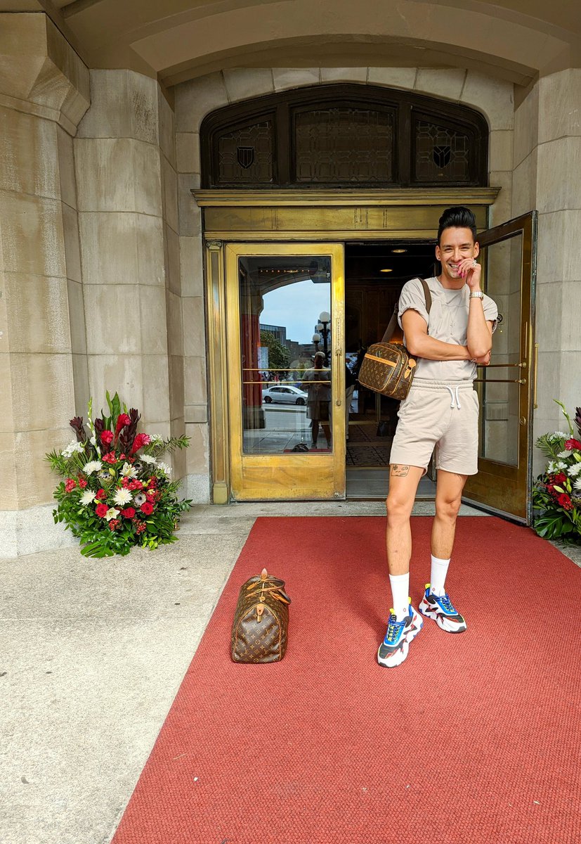 Fashionights's tweet image. This is my impression of someone going to work out 🏋🏽‍♂️

But for real we have a #giveaway going down on IG for a Vintage LV bag! 

Check out @DoTheDaniel &amp;amp; It.Must.BeLoved on IG on how to enter ya'llll 👜👜👜 

#FASHIONIGHTS #FairmontMoments 

instagram.com/p/ChsJsMJAU03/…