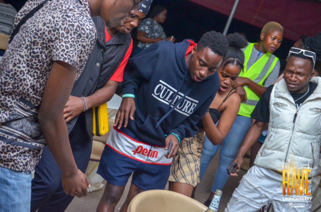 MrInfluencerUg1's tweet photo. Vibe ku vibe here and yall were supposed to turn up and show your love 

📸 @Ryan_Glen1 
#Court8MidweekRave 
#Ractive https://t.co/uaIVfrJCsI