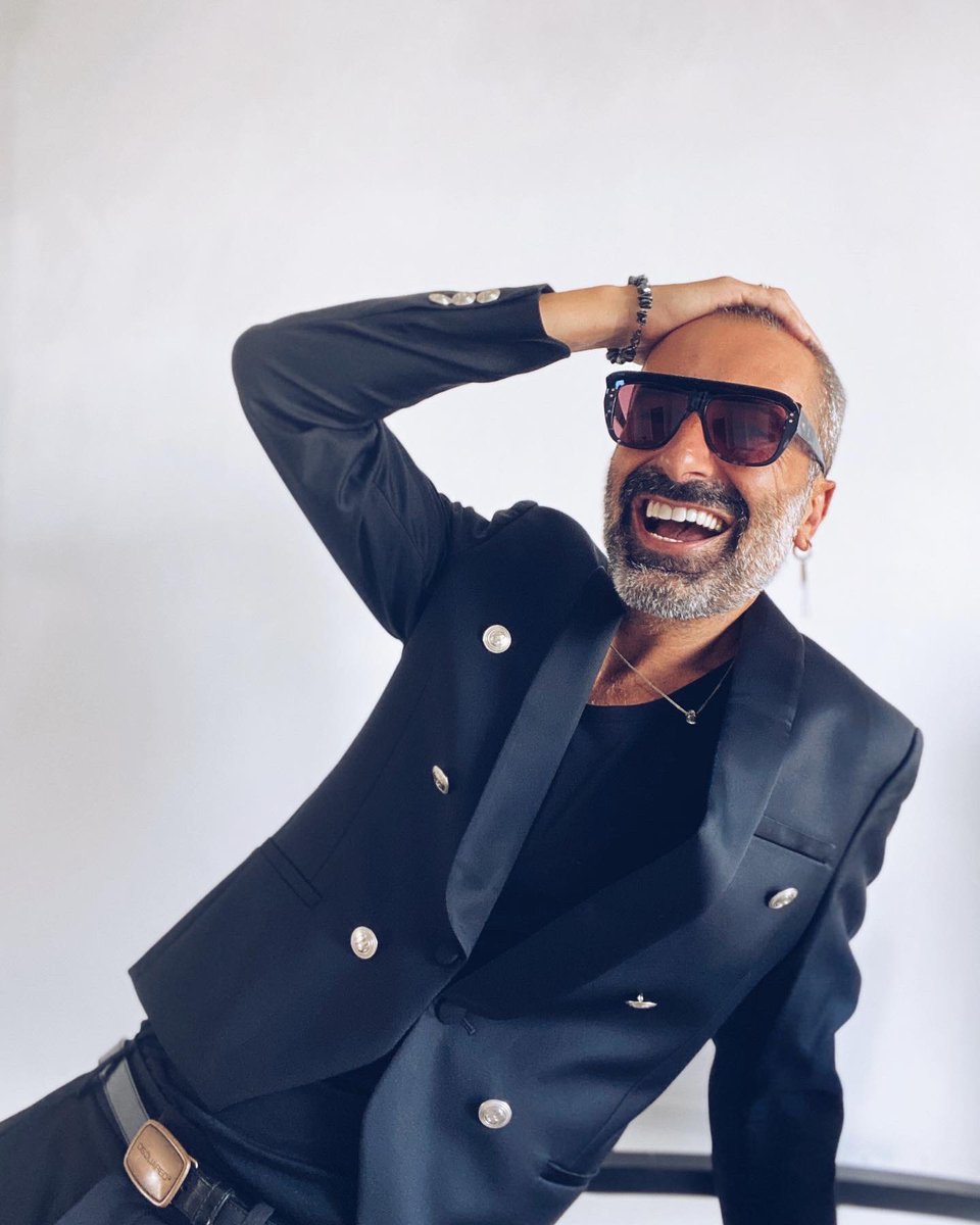 andresllompart's tweet photo. Black is always a good idea
🖤🖤🖤
.
.
.
.
.
#oodtmen #menstreetstyle #balmainmen #fashionmen #menfashion #gayfashion #hoscos #menandcoffee #menfashionista #fashionista #menwithstyle #menwithstreetstyle #mensunglasses https://t.co/eogJS3zYeG