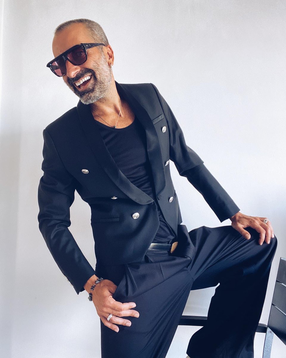 andresllompart's tweet photo. Black is always a good idea
🖤🖤🖤
.
.
.
.
.
#oodtmen #menstreetstyle #balmainmen #fashionmen #menfashion #gayfashion #hoscos #menandcoffee #menfashionista #fashionista #menwithstyle #menwithstreetstyle #mensunglasses https://t.co/eogJS3zYeG