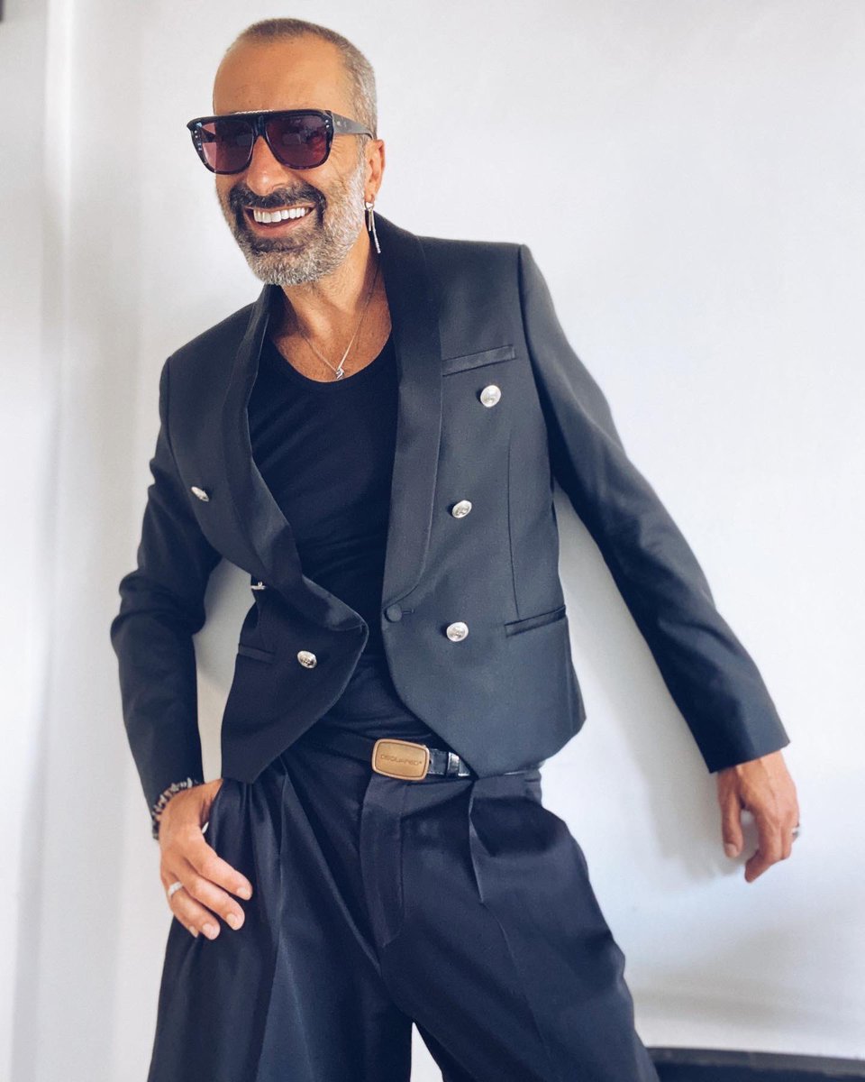 andresllompart's tweet photo. Black is always a good idea
🖤🖤🖤
.
.
.
.
.
#oodtmen #menstreetstyle #balmainmen #fashionmen #menfashion #gayfashion #hoscos #menandcoffee #menfashionista #fashionista #menwithstyle #menwithstreetstyle #mensunglasses https://t.co/eogJS3zYeG