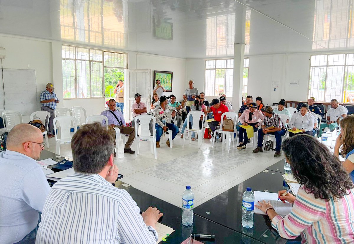 MisionONUCol's tweet photo. En diálogo con sociedad civil que impulsa agenda ambiental en el #Meta, @CGRuizMassieu, Jefe de @MisionONUCol, reiteró importancia de la implementación integral del #AcuerdoDePaz, incluidas la reforma rural y de sustitución de cultivos, para abordar los desafíos en el territorio. https://t.co/xnQorLu62T