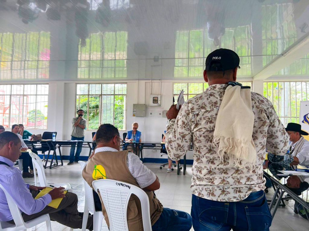 MisionONUCol's tweet photo. En diálogo con sociedad civil que impulsa agenda ambiental en el #Meta, @CGRuizMassieu, Jefe de @MisionONUCol, reiteró importancia de la implementación integral del #AcuerdoDePaz, incluidas la reforma rural y de sustitución de cultivos, para abordar los desafíos en el territorio. https://t.co/xnQorLu62T