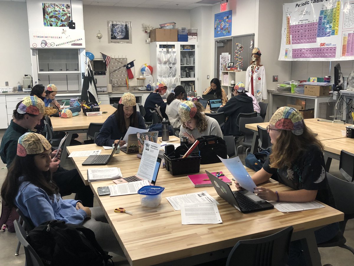lentzscience's tweet photo. #IBBio HL2 put on their thinking capsβ¦ quite literally π€β¦ while working through a case study on brain health. #IBDenton π§ π https://t.co/IkubN2CvAf