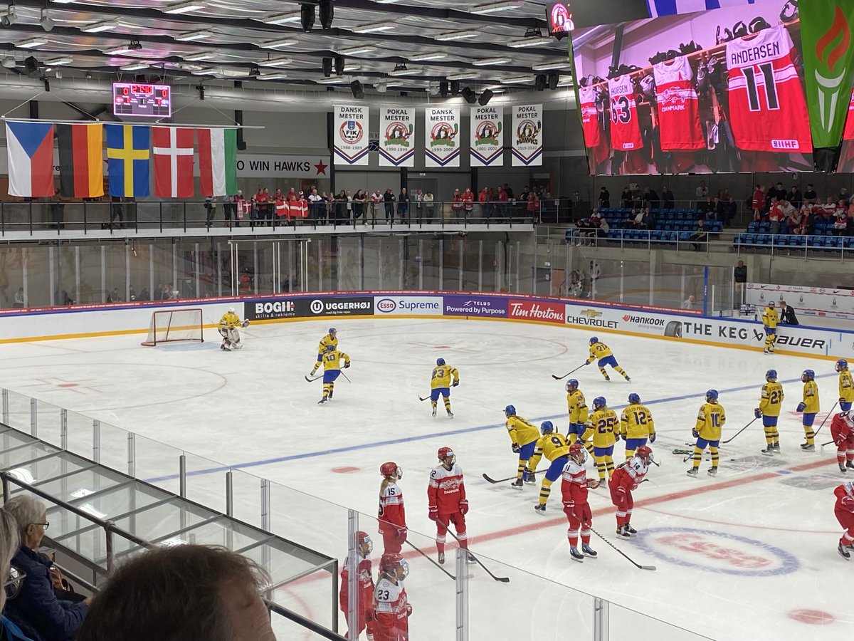 parolaj's tweet photo. Dam VM i Fredrikshamn med två Troja-Ljungby tjejer 🇸🇪 Nu kör vi! #trojaljungby #damkronorna https://t.co/t9A7d4agbs
