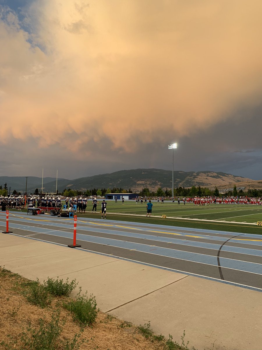 It was a great night in Vernon, BC for the <a href="/kalamalkabowl/">kalamalkabowl</a> between <a href="/tbirdsfootball/">UBC Football</a> and <a href="/Dinos_Football/">UCalgary Dinos Football 🏈</a>! Thank you to all the organizers for bringing <a href="/USPORTS_FB/">U SPORTS Football</a> to the Okanagan! #football #universityfootball