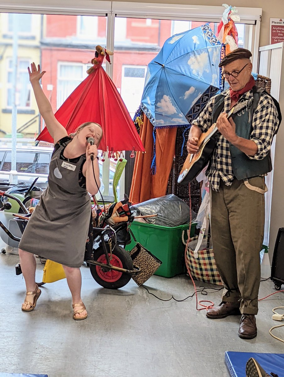 CarersLeeds's tweet photo. We had such an incredible time at our annual Family Fun Day, for families with children with additional needs.

Thank you to @shabangtheatre, @irwinmitchell, @21Co_sunsmile &amp; @LEEDSMENCAP for your support.

And a special thank you to Lauren &amp; @TunesLennie for their performances! https://t.co/r3b9ttNJG8