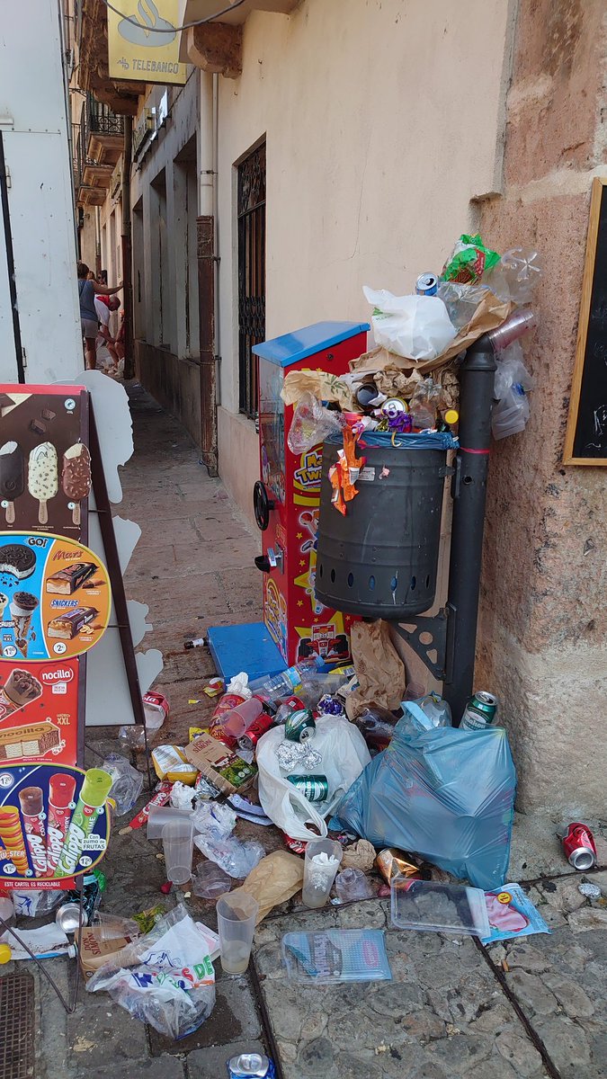 CesarGdB's tweet photo. @AytoSepulveda podría ser más previsor, sabiendo lo que hay el primer día de fiestas, y colocar más puntos para poder eliminar basura generada?
#sisequieresepuede #limpiezaviaria #fiestassepulveda #ODS https://t.co/ytOgwBlUs1