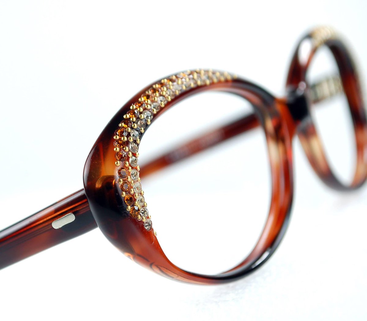 noveltyvint's tweet photo. Deadstock Vtg 60s Oval Rhinestone Cat Eye/Sunglasses Luxury Tortoise Frame Made w 🍑Rhinestones #ovaltortoiseframes #luxurydesigner #ovalsunglasses #ovalcateyeglasses #ovaleyeglasses #vintage60s1960s #tortoisecateye #rhinestonecateye #vintagesunglasses https://t.co/1Bsm5fkOFI https://t.co/mOk7u1bN0R