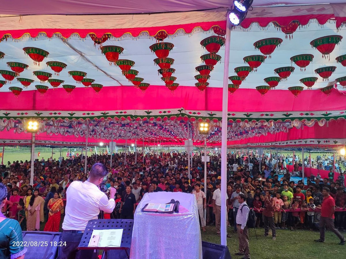JamesCorbin238's tweet photo. North Bengal Crusade report;
1,000 were filled with the Holy Ghost and 700 healed during the first night of the crusade in Nilphamari, Bangladesh. To God be all the glory! https://t.co/UTVFe9eIxr
