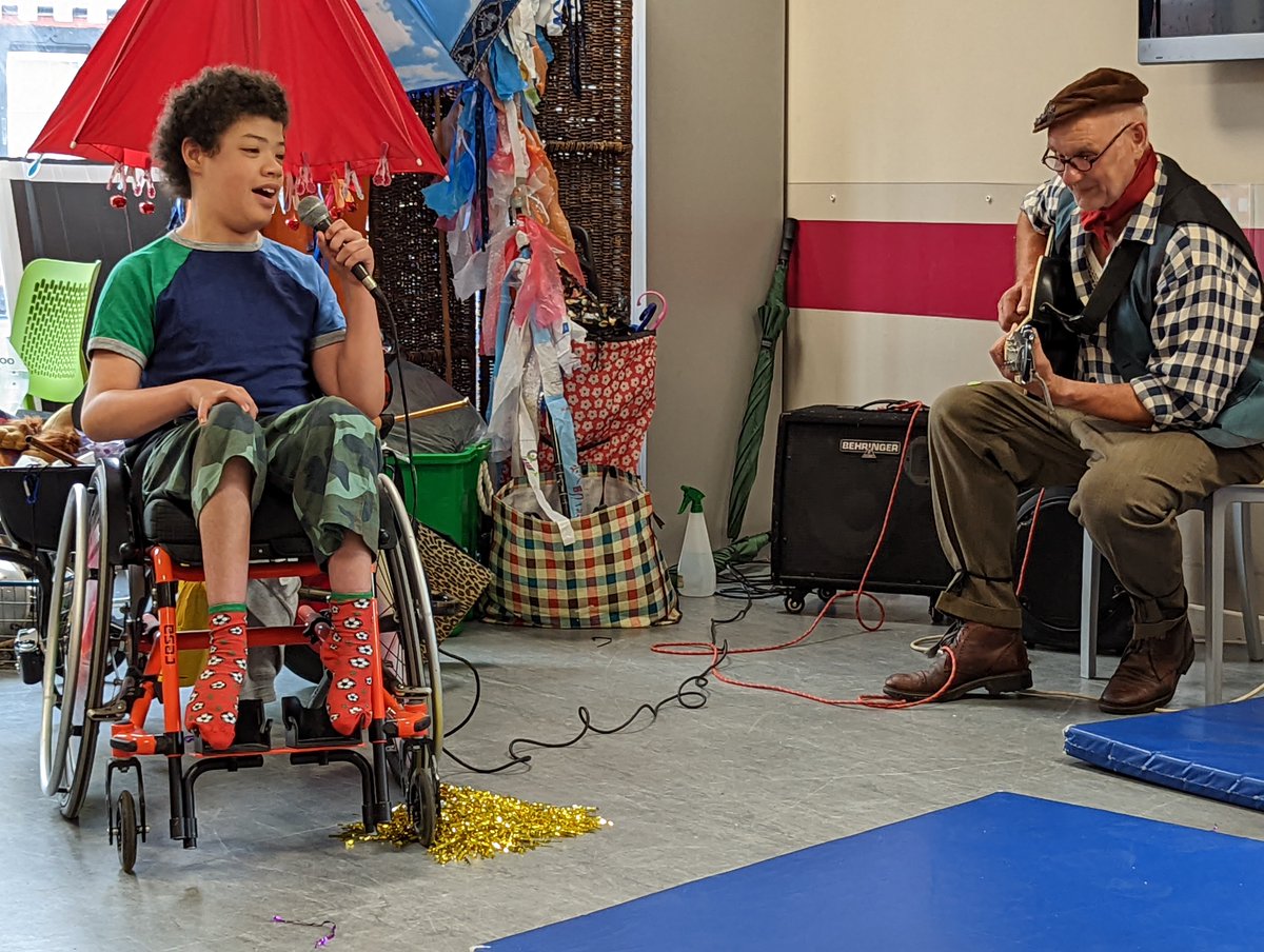 CarersLeeds's tweet photo. We had such an incredible time at our annual Family Fun Day, for families with children with additional needs.

Thank you to @shabangtheatre, @irwinmitchell, @21Co_sunsmile &amp; @LEEDSMENCAP for your support.

And a special thank you to Lauren &amp; @TunesLennie for their performances! https://t.co/r3b9ttNJG8