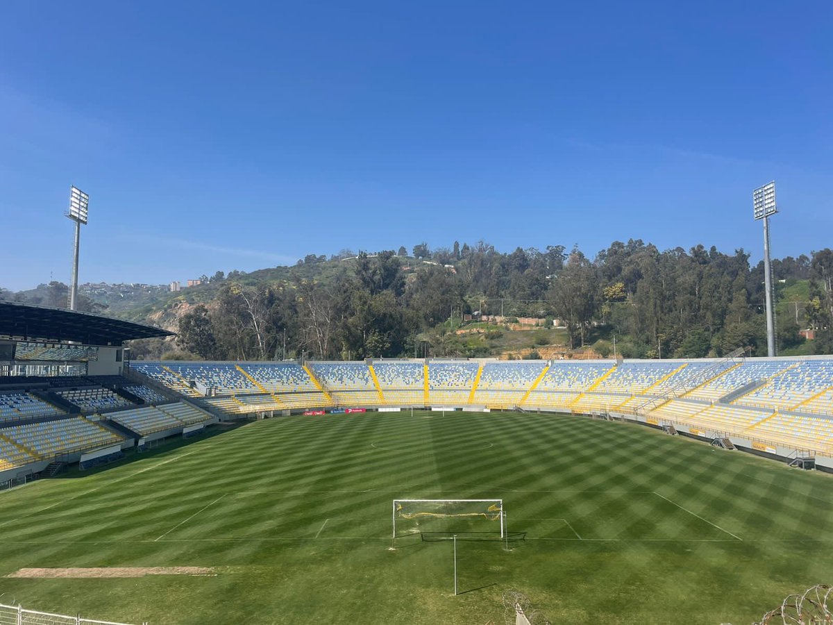 Peraltafifo's tweet photo. 🇺🇦 El Estadio Sausalito en perfectas condiciones para recibir al Primer Campeón de Provincias, que enfrentará mañana a Deportes La Serena desde las 20:00 horas @goolazoradio @NacionOroyCielo https://t.co/GY1KUX8EDW