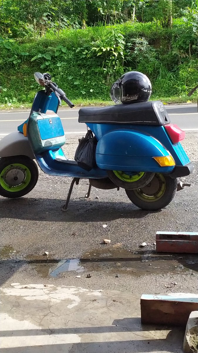 Owalah koyo ngene yoo nasib e wong cilik, nduwene motor seng paling murah, bahan bakare paling murah, eh malah saiki arep mundak regane bahan bakar, tapi motor e tetep paling murah regane... 😭