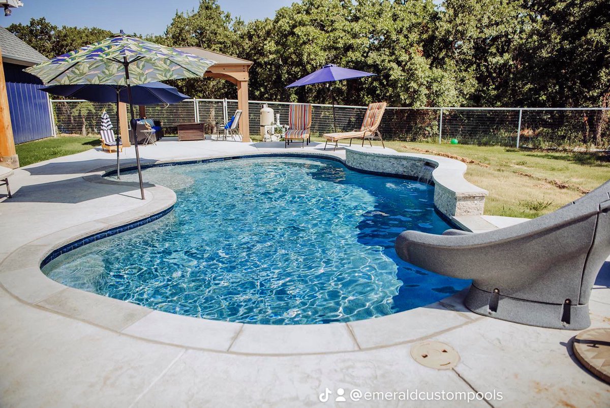 emeraldcustomp1's tweet photo. With the rain gone, we are back to filling pools! 💦 #WEAREECP https://t.co/wjJDAr2hc9
