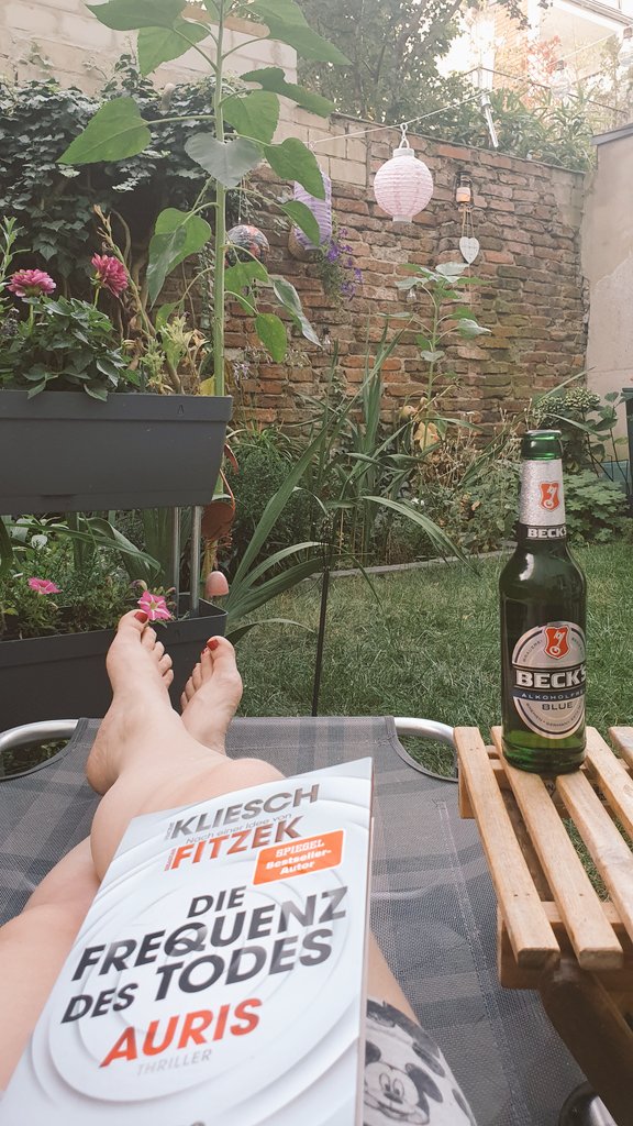 puschi22's tweet photo. Nach dem Gießen des Gartens wird die Gärtnerin gegossen. ☝️ #Gartenbier https://t.co/KZJzzTCkWX