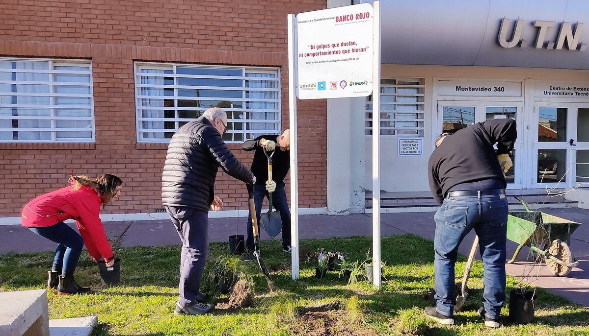 CarinaLambrecht's tweet photo. Acompañamos a @BahiaUtn en la Jornada de Plantación de Especies Autóctonas en su sede de Montevideo 

La actividad contó con la colaboración del Jardín Botánico de la ciudad y de especialistas en arbolado autóctono 

#VialidadNacional90Años
#PrimeroLaGente

@gtrankels https://t.co/A3ho6CK5pq