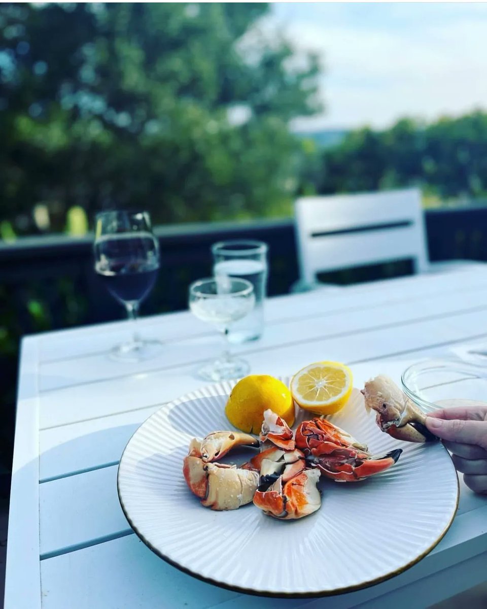 GetHookedCSF's tweet photo. Simple Gourmet. A Rock Crab presentation by Get Hooked member @brandonristaino. The best part about this meal? All Brandon had to do was slice a lemon - our fresh Rock Crab, caught by Captain Jason Woods, came cooked and cleaned! https://t.co/6rOqQq2hKY