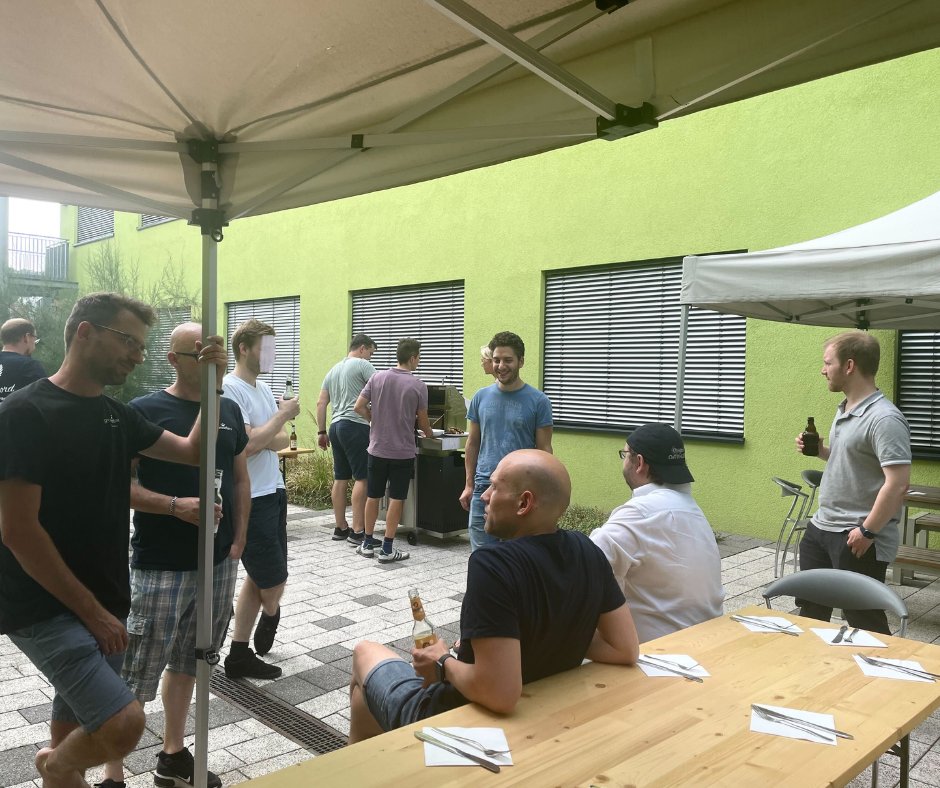 Nunav_'s tweet photo. Heute kamen wir nach unserem monatlichen #Graphmasters-Forum noch zum Grillen zusammen und haben gemeinsam, den doch sehr warmen #Sommerabend bei Graphmasters genossen! Genau das Richtige an solchen Tagen! 😍
#team #hannover #hybridevent https://t.co/Uf4vkxq04L
