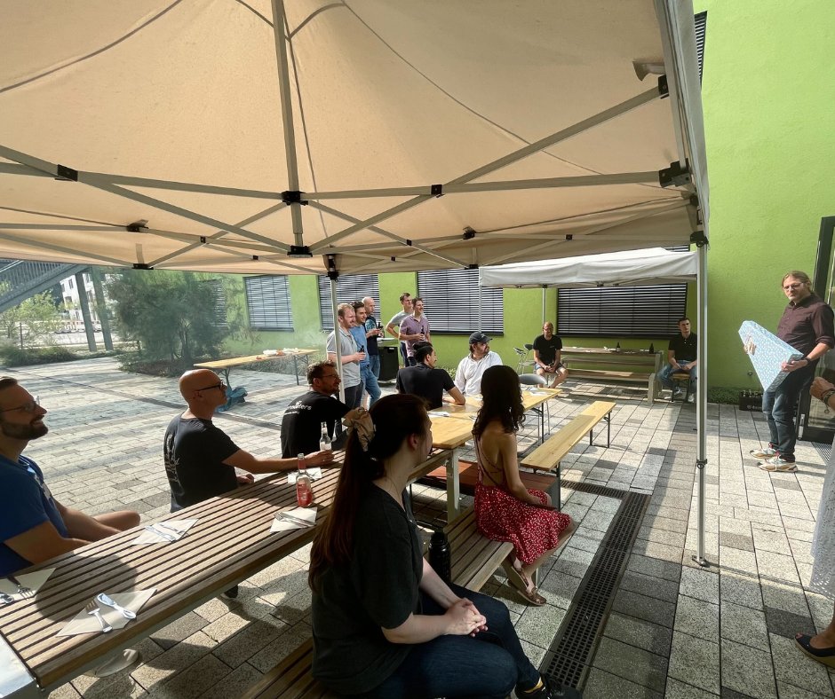 Nunav_'s tweet photo. Heute kamen wir nach unserem monatlichen #Graphmasters-Forum noch zum Grillen zusammen und haben gemeinsam, den doch sehr warmen #Sommerabend bei Graphmasters genossen! Genau das Richtige an solchen Tagen! 😍
#team #hannover #hybridevent https://t.co/Uf4vkxq04L