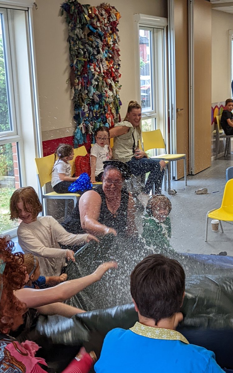 CarersLeeds's tweet photo. We had such an incredible time at our annual Family Fun Day, for families with children with additional needs.

Thank you to @shabangtheatre, @irwinmitchell, @21Co_sunsmile &amp; @LEEDSMENCAP for your support.

And a special thank you to Lauren &amp; @TunesLennie for their performances! https://t.co/r3b9ttNJG8