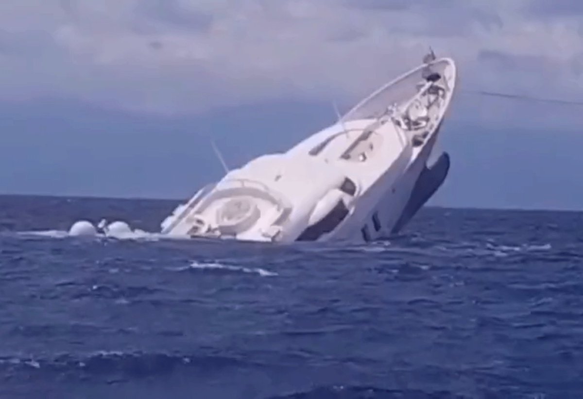 info7mty's tweet photo. ¡Como el Titanic! Yate de lujo se hunde en mar de Italia📹▶️https://t.co/DgDGEAO8v4
#INFO7 #Italia #Yate #Hundimiento #Crotona #GuardiaCostera https://t.co/uWTkbGgbFW