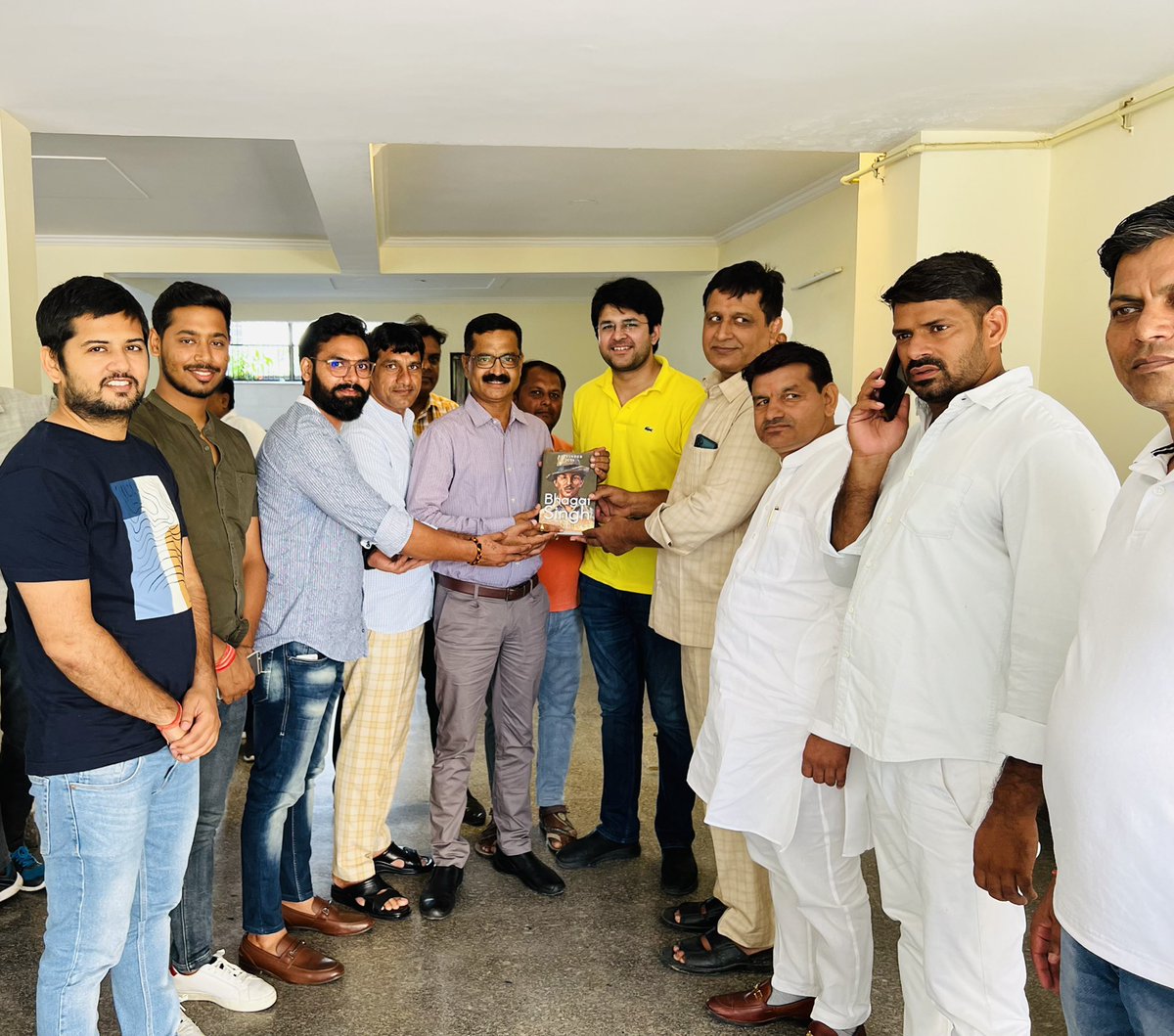 #यूपी_पुलिस के तेजतर्रार और कर्तव्यनिष्ठ ईमानदार ADCP <a href="/rvspps/">Ranvijay singh</a> ,नोएडा कमिश्नरेट में बखूबी तरीके से अपना कार्य कुशलतापूर्वक निभाने वाले ,और बेहतरीन <a href="/noidapolice/">POLICE COMMISSIONERATE GAUTAM BUDDH NAGAR</a> में तैनाती के दौरान सेवा देने वाले "कुमार रणविजय सिंह" जी को #एसपी_ग्रामीण_फिरोजाबाद बनने पर बधाई।💐👏🏻