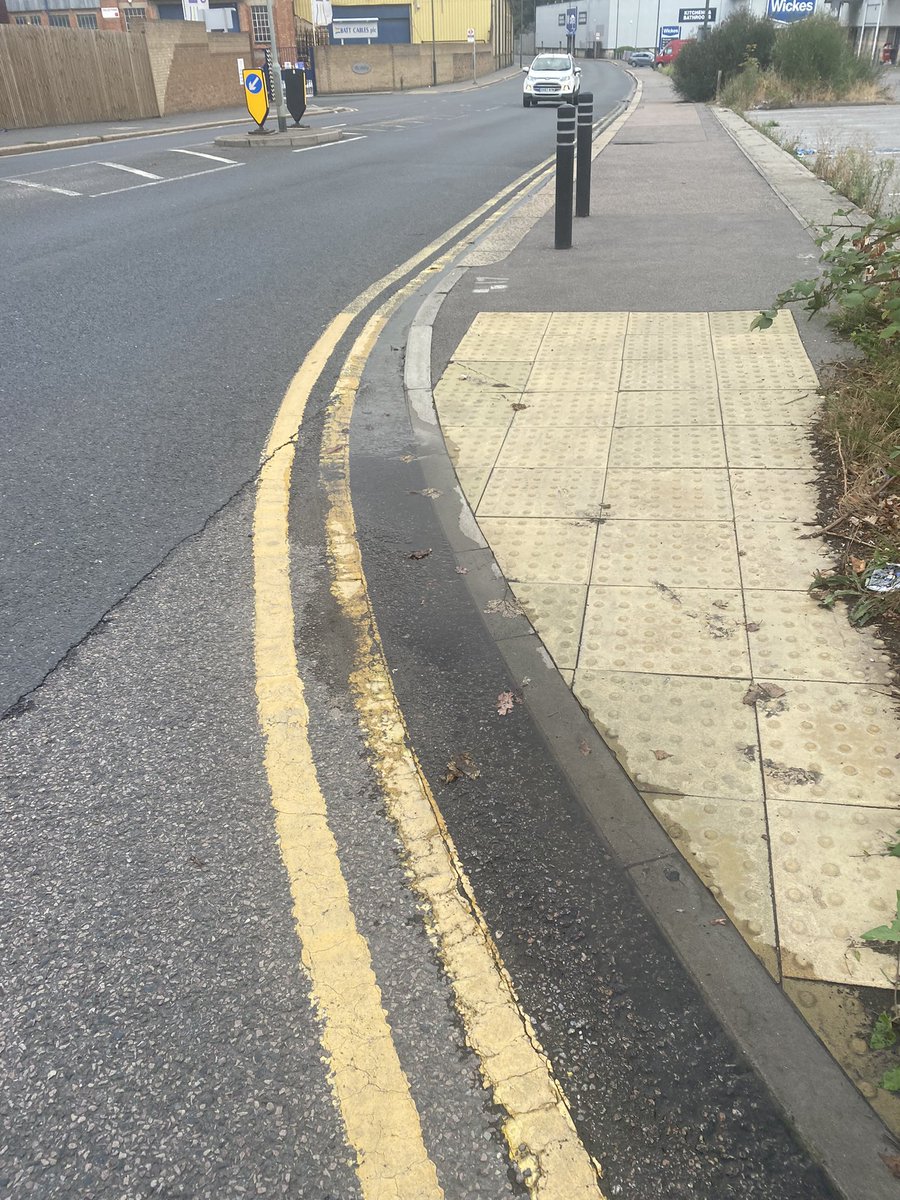 djpeteoc's tweet photo. @thameswater leak at Birch Walk / Fraser Road DA8. Been there a few days now https://t.co/sVhSddgnAI