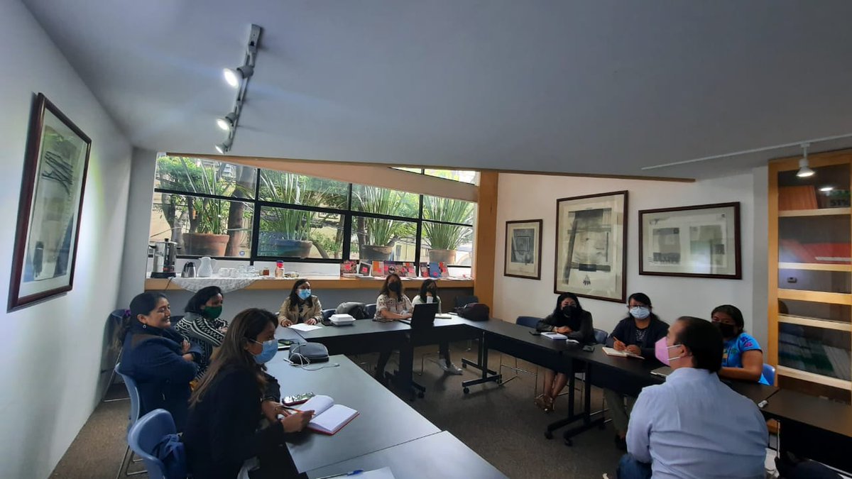 ilsb_ac's tweet photo. Como parte del acompañamiento técnico y estratégico a la @CN_MujeresI, se llevó a cabo el taller de vocería a su grupo coordinador y a jóvenes de la red @KoolelMuf, para seguir fortaleciendo su acción de incidencia ante instituciones, medios y sociedad.🎙️📺
#MujeresIndígenas https://t.co/LDEHxrLfP1