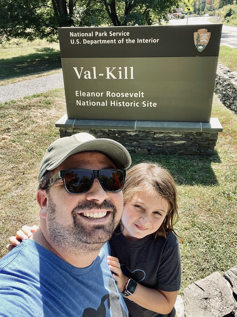 ChrisRiefPhoto's tweet photo. New Park Alert 🚨
#JuniorRanger Quinn got her 103rd @NatlParkService unit and I got my 131st park unit today! Such a lovely site! 🌸
📍 Eleanor Roosevelt NHS #ValKill #FindYourPark #npsWOW #NationalParkGeek #EveryKidOutdoors #ParkChat 💙⚡️🐻 https://t.co/1ftNrrqrbj