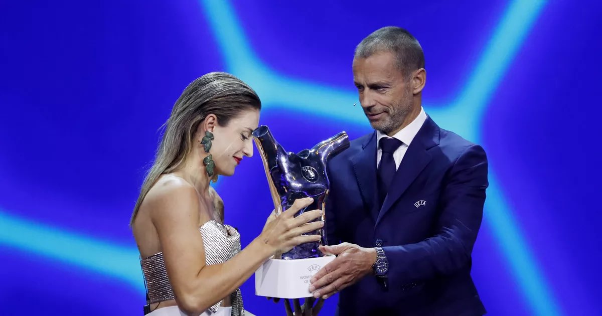 FEM_Barca's tweet photo. No estoy llorando, solo se me ha metido en el ojo otro trofeo consecutivo a la mejor jugadora del mundo de @alexiaputellas 
#UEFAgroupstagedraw #alexiaballondor https://t.co/SuXycOvGAP