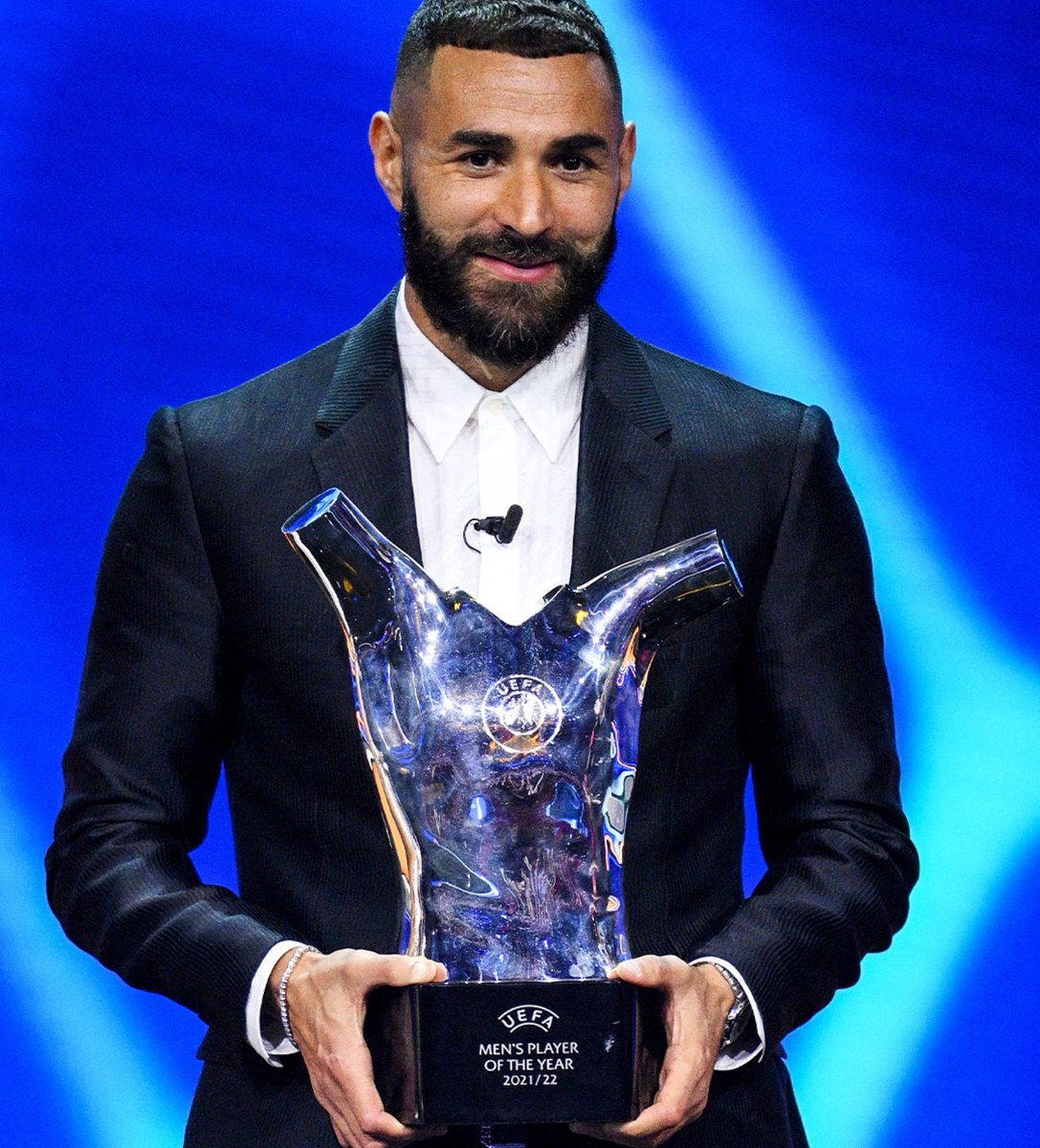 InvictosSomos's tweet photo. Karim Benzema con el premio al Jugador del Año de la UEFA. Sin duda, el mejor futbolista del mundo en la actualidad. Honor a quien honor merece. MVP. https://t.co/dLuKi06802