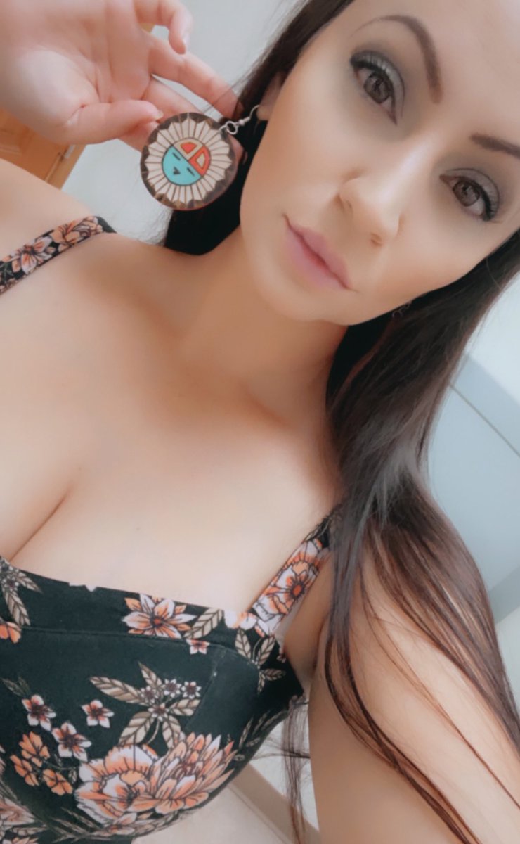 raidertoxica's tweet image. Rocking these beautiful Tawas from my amazingly talented and gorgeous cousin🖤🖤🖤🖤 Standing bear designs #SupportNativeArtists #SupportNativeBusiness