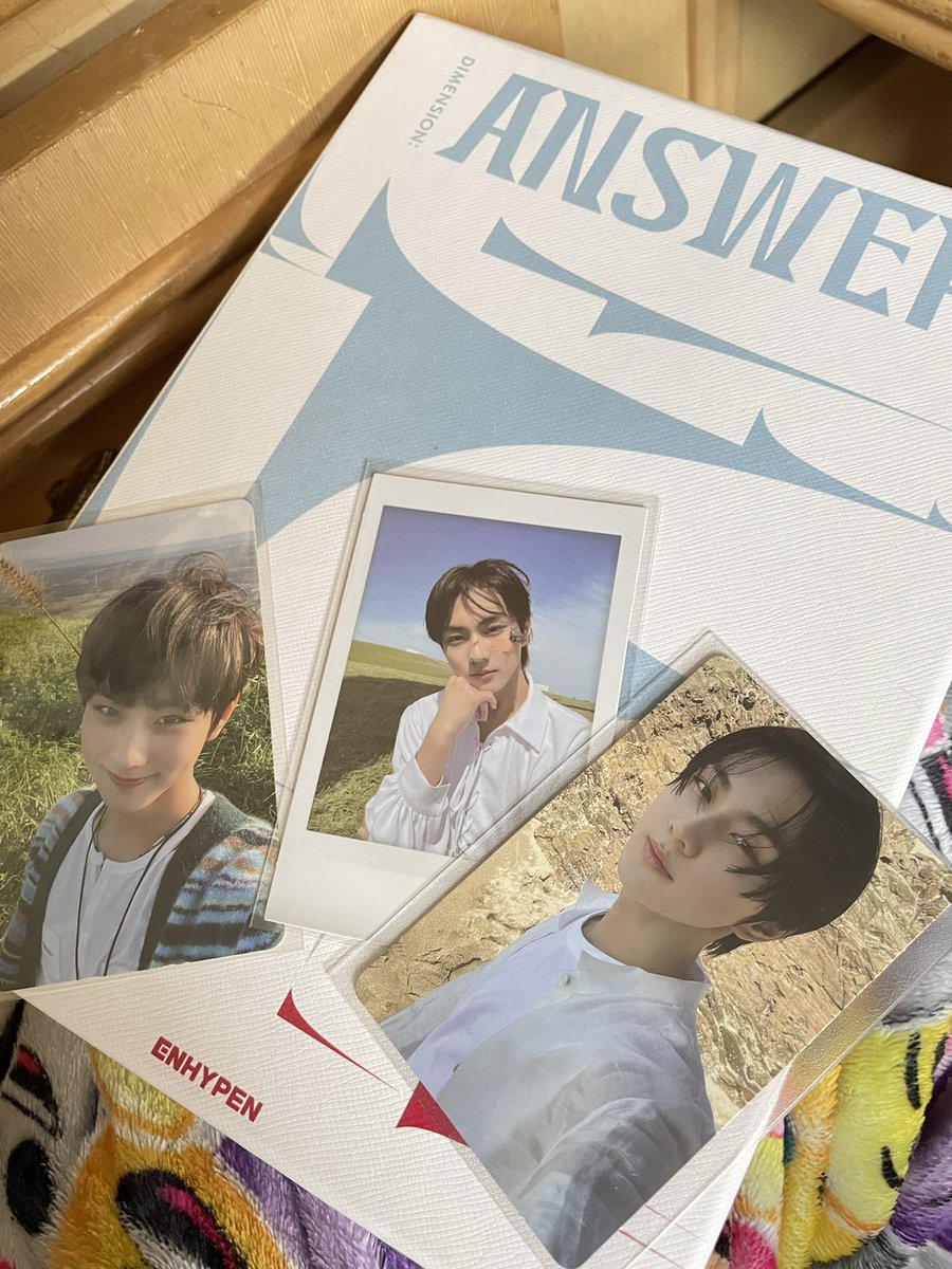 hcglxy's tweet photo. feedback super positivo pra @kookteru que me vendeu esse álbum lindo + esses cards do gatinhoo!! além de ser uma querida, ela foi super transparente durante a venda e processo de embalagem! tudo chegou super bem embalado e em perfeito estado, muito obrigadaaa <3 https://t.co/rk4jT6cStl