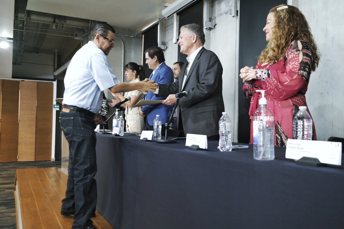AlfonsoPompaP's tweet photo. Hoy hicimos entrega de los 10 reconocimientos a las y los contadores públicos de los Organismos Públicos Descentralizados, por haber cursado el taller teórico-práctico dirigido a la armonización de los procesos y normas contables, promovido por el Secretario @juanpartidam. https://t.co/QJsok14ZV4