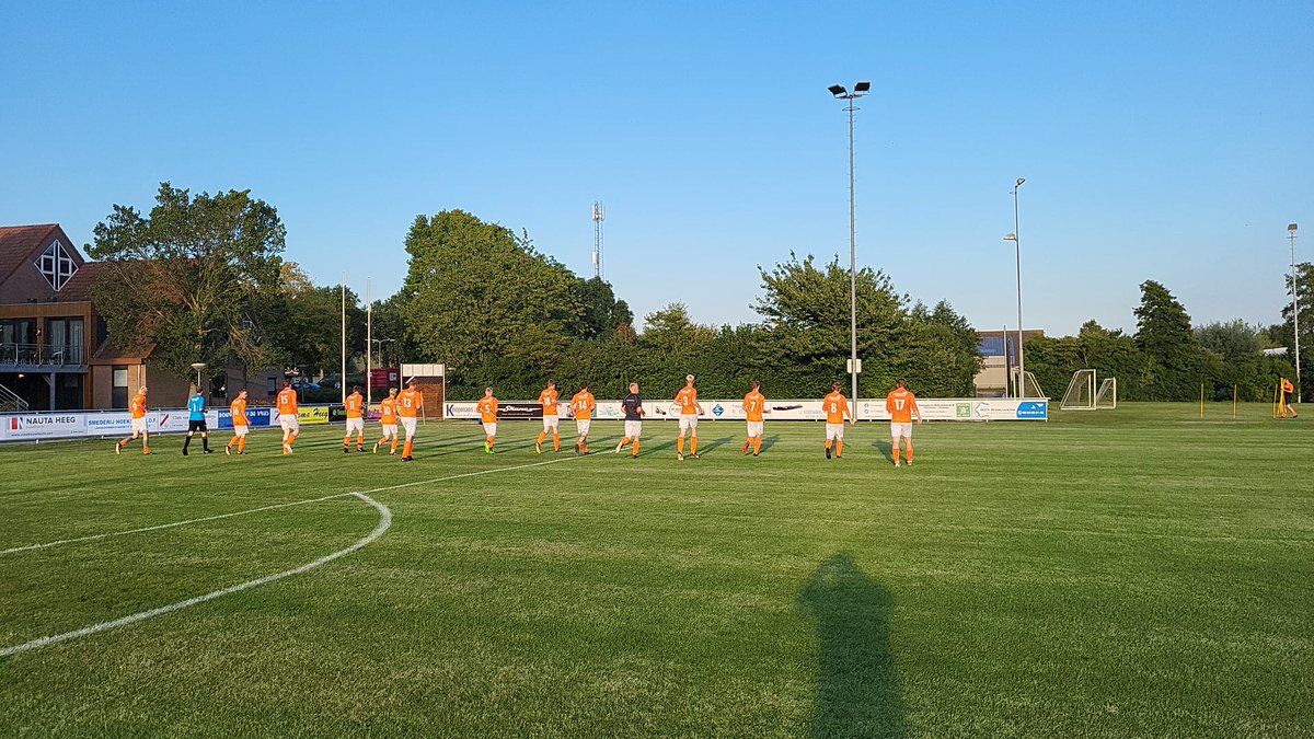 vvoudegaw's tweet photo. Tanksy de sproei kommisje fan #vvOudega, die de hiele simmer yn it spier west is, spylje wy jûn op in prachtige griene matte😀.
#oudmul #oefen https://t.co/c9vqXN8PnH