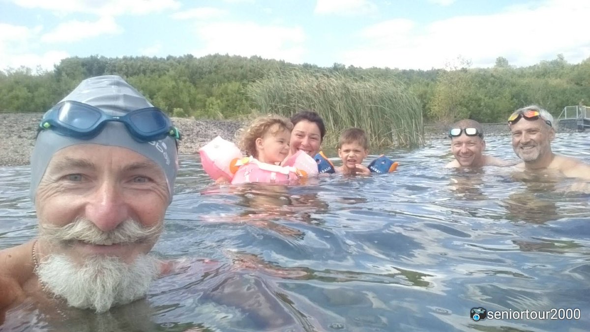 seniortour2000's tweet photo. To budou spoluplavci koukat,od 12.srp teprve premiéra😁.Poslední 3 fotky z mobilu krátce před jeho utopením.Dal jsem dnes starou paměťovku do nového mobilu a tam zachyceny poslední okamžiky soustředění La Mancha týmu před #PosledniMile #Channel2022 #challenge #CrewLaMancha 🏊👍😁 https://t.co/ijX7Gqieii