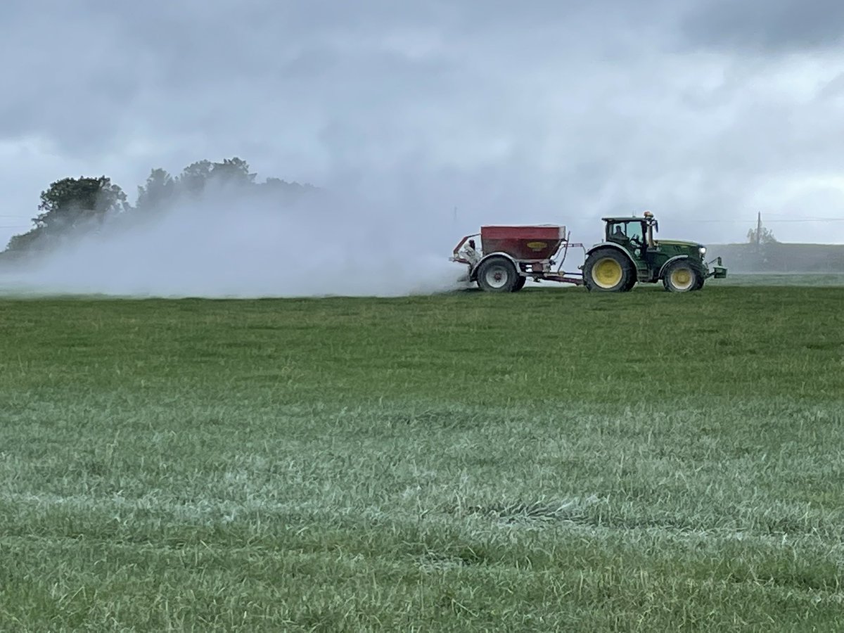 Richardosulli14's tweet photo. Some powder going out😜#farming22 #grasstomilk https://t.co/MyS7zPfCUV