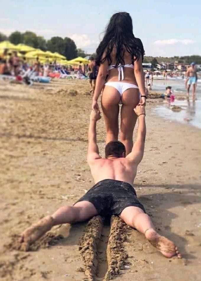 Modern_Milf's tweet photo. La rentrée est proche ! 

#plage #brune #bikini #humour #grossebite https://t.co/mHTWCkQpGK