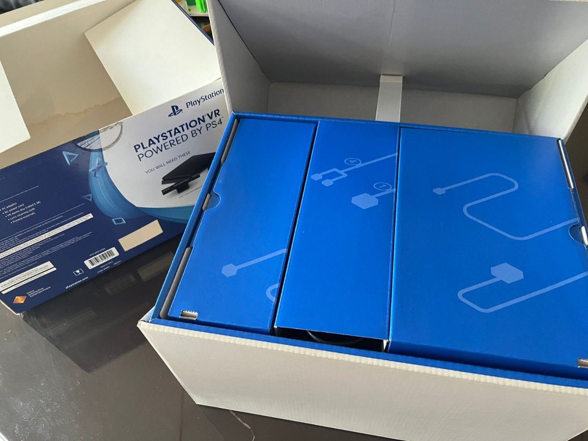 Mayraive11's tweet photo. Realidad Virtual PS4 #PS4 #VRPS4 sin defectos, en su caja original y con todos sus accesorios. Está como nuevo y entrego de regalo con audífonos Platinum PS $3200 https://t.co/rESXxykx06